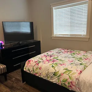 Spacious !!! Newer 2 Bedrooms Entire !! Near Airport !!!! Holiday home
